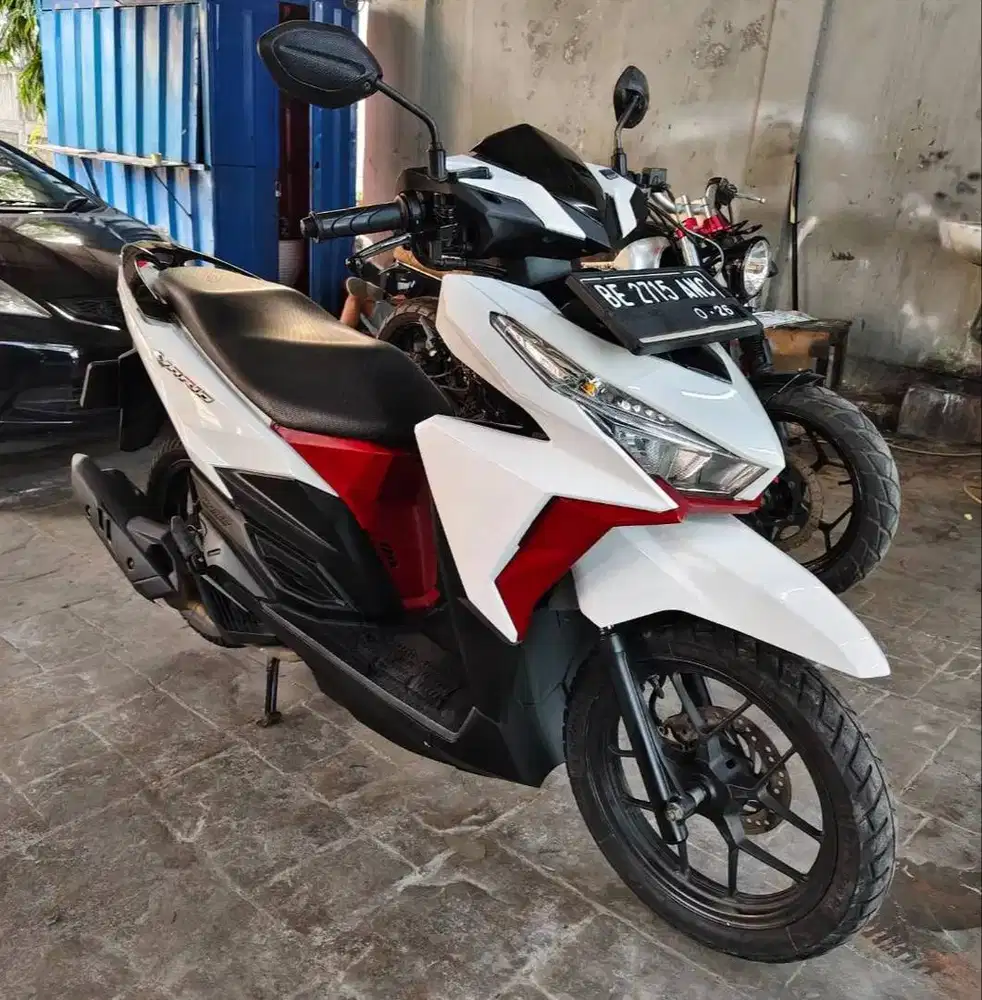 Jual motor Honda VARIO 150 OLD tahun 2016 - Exclusive White Red (BE)
