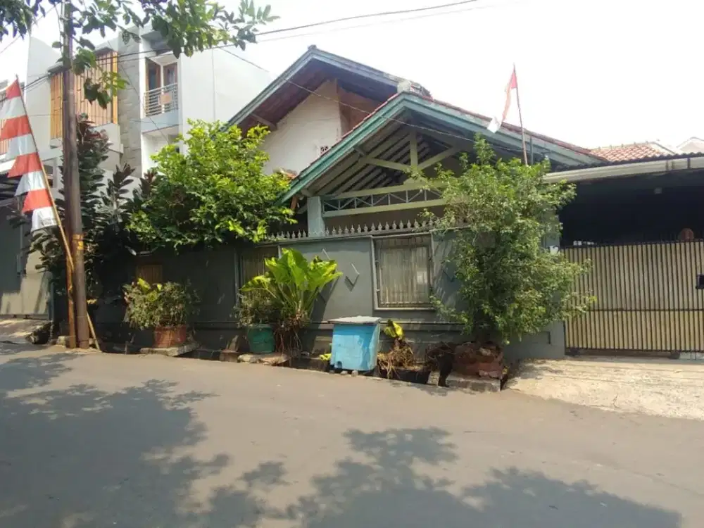 Rumah Dijual di kawasan Jakarta Selatan, sangat Strategis dekat dengan Pusat Bisnis, bebas banjir dan lingkungan yang aman,