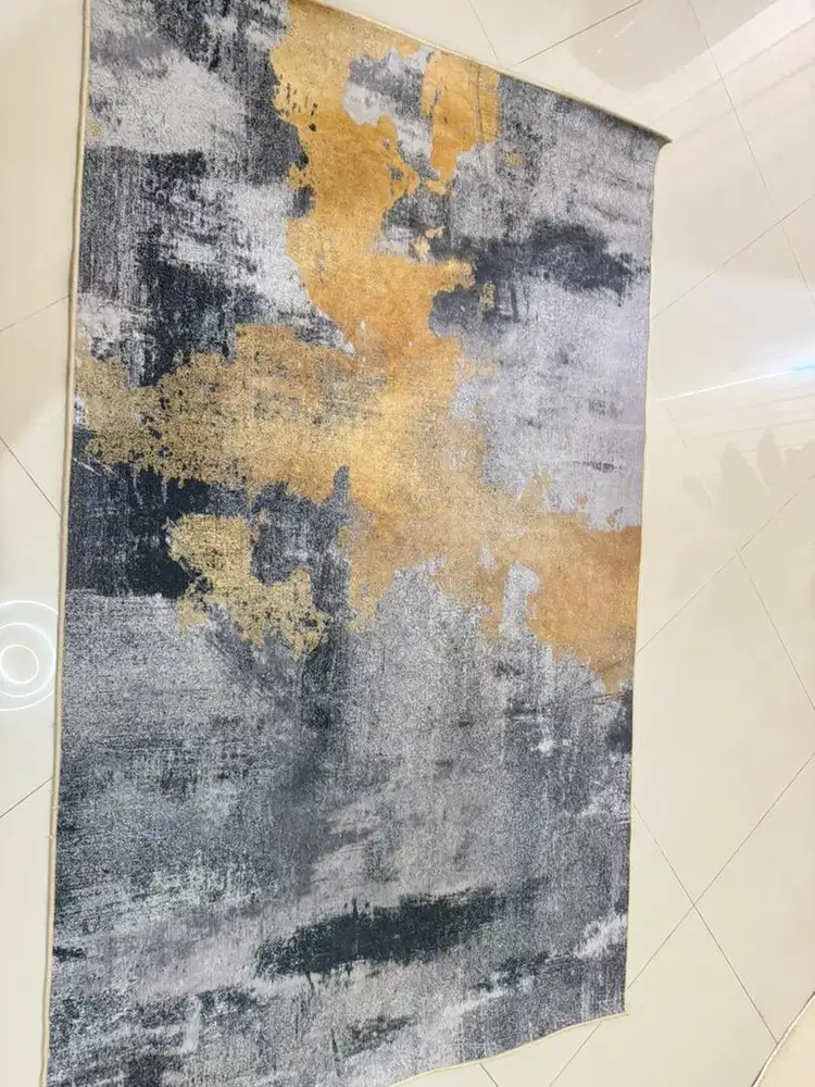 Karpet lantai motif abstrak minimalis