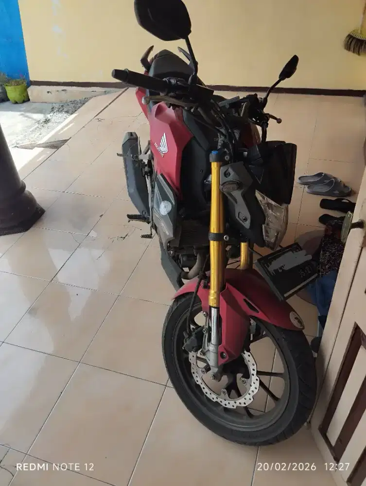 Honda CB150R warna merah