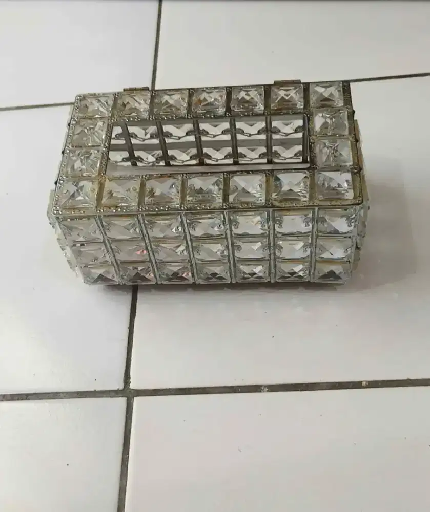 Tempat Tissue Besi Motif Elegan – Gratis!