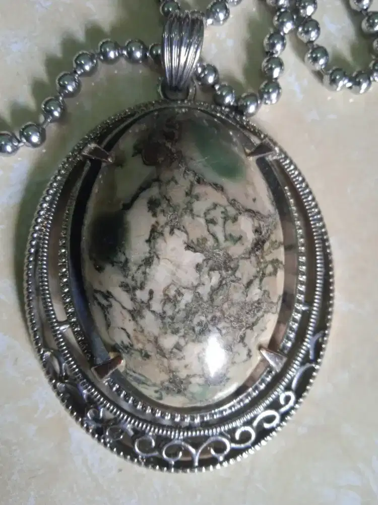 Kalung batu akik bergambar wajah orang