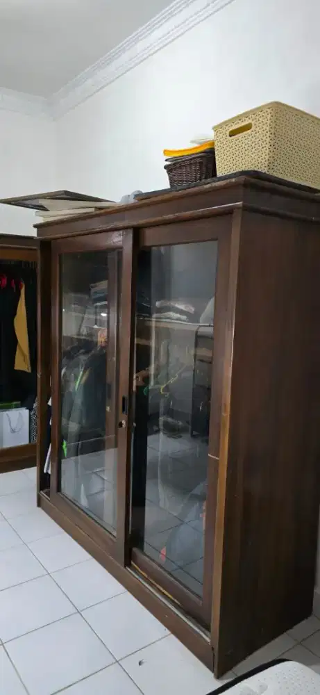 lemari gantung kayu jati, belakang triplek, dipasang kaki lagi