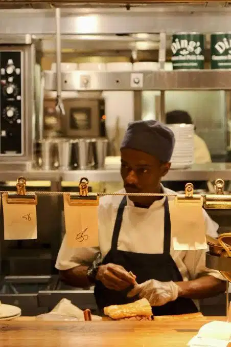 Pegawai kantin Makanan Pria