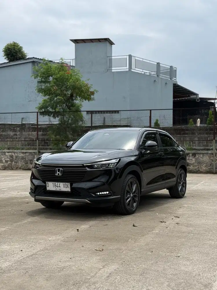 HRV SE 2023 hitam