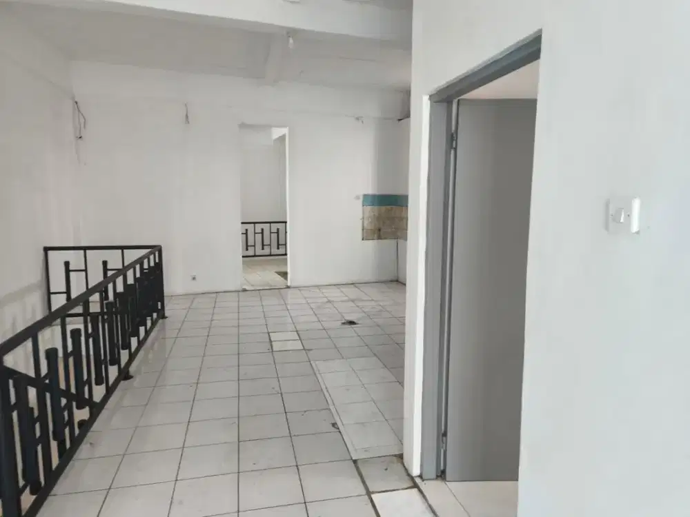 RUKO STRATEGIS 3 LANTAI LOKASI RAMAI COCOK UNTUK SEGALA USAHA SIAP PAKAI DI ASTANA ANYAR BANDUNG