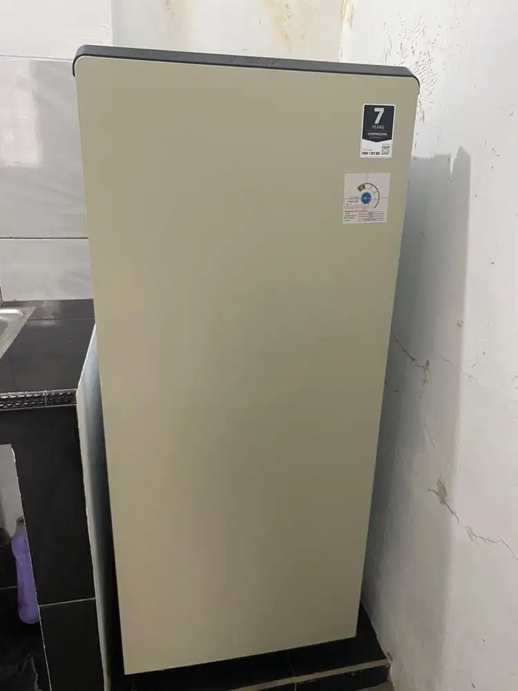 Kulkas Aqua 1 pintu beige
