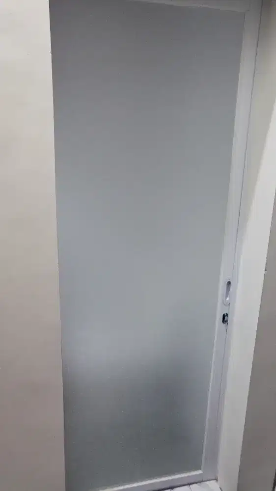 Sticker kaca sandblasting & kaca film buram es pintu kamar mandi