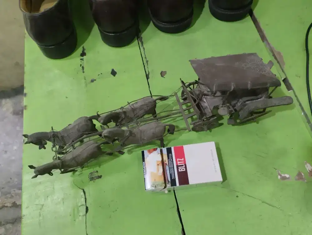 Pajangan. Dari Bahan Logam