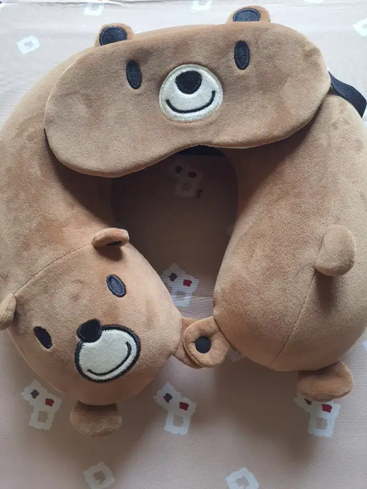 Bantal leher traveling termasuk penutup mata