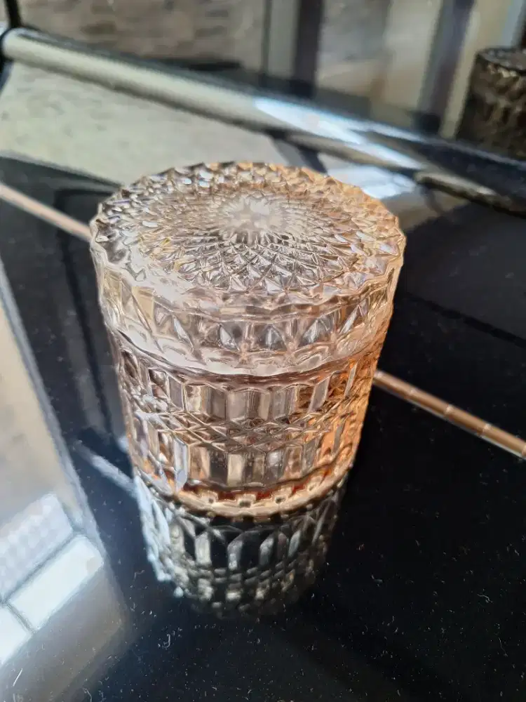 Toples kaca bermotif segi seperti kristal