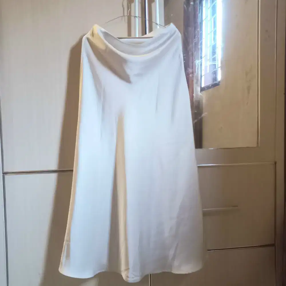 Rok satin Warna ivory