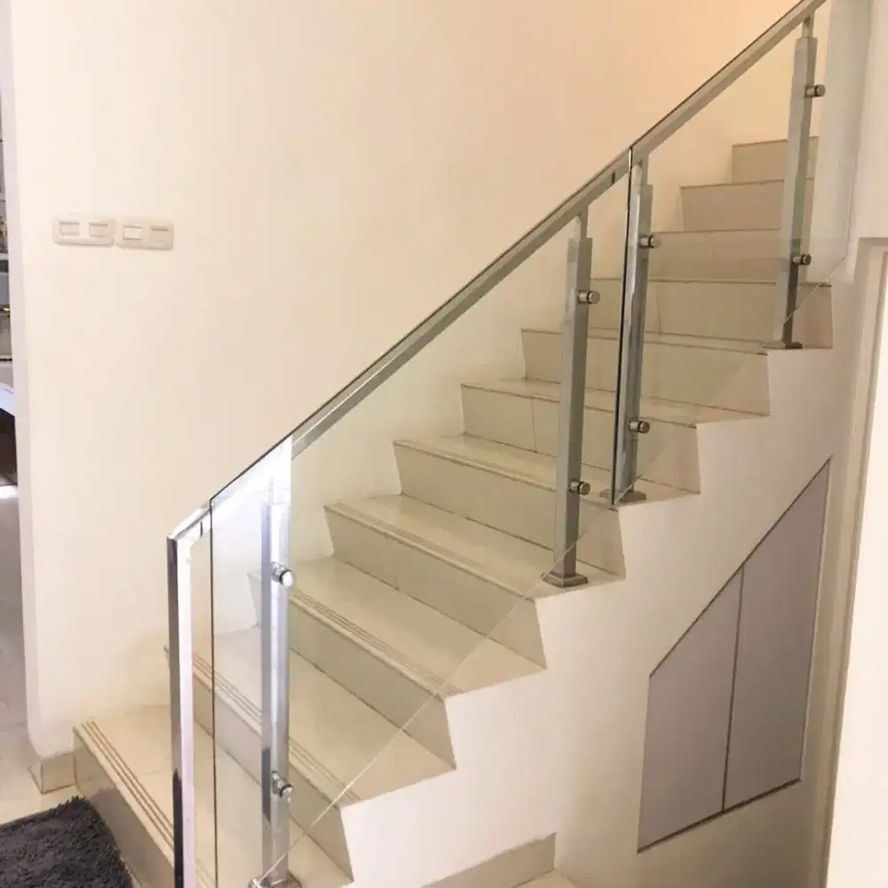 Reling tangga stanlis kaca