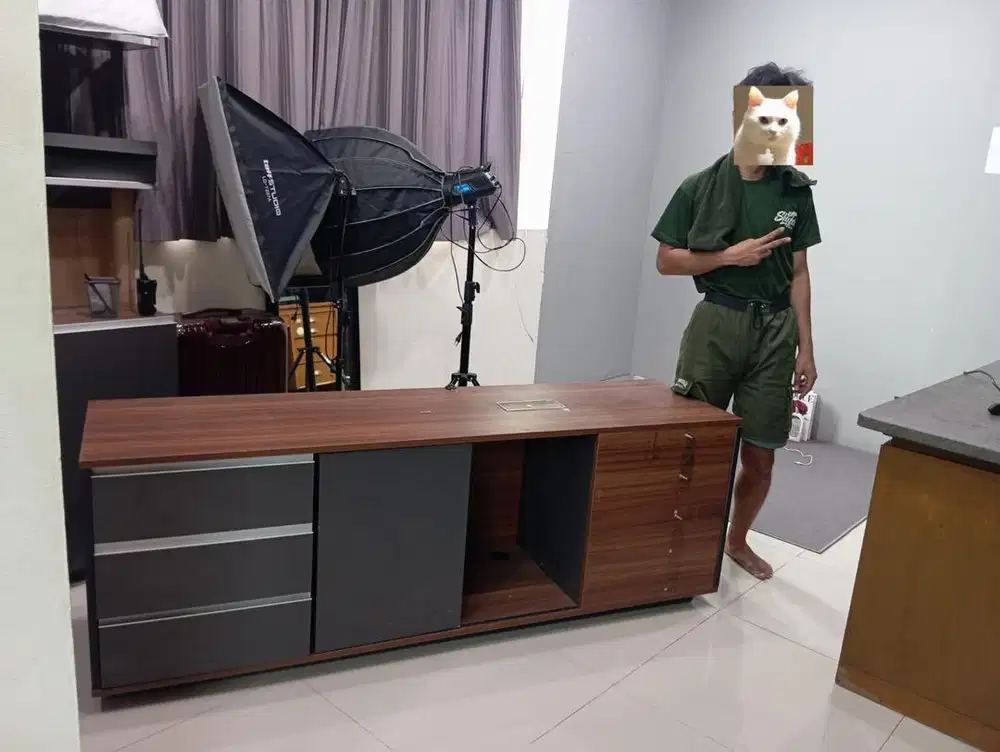 Lemari pajangan bekas