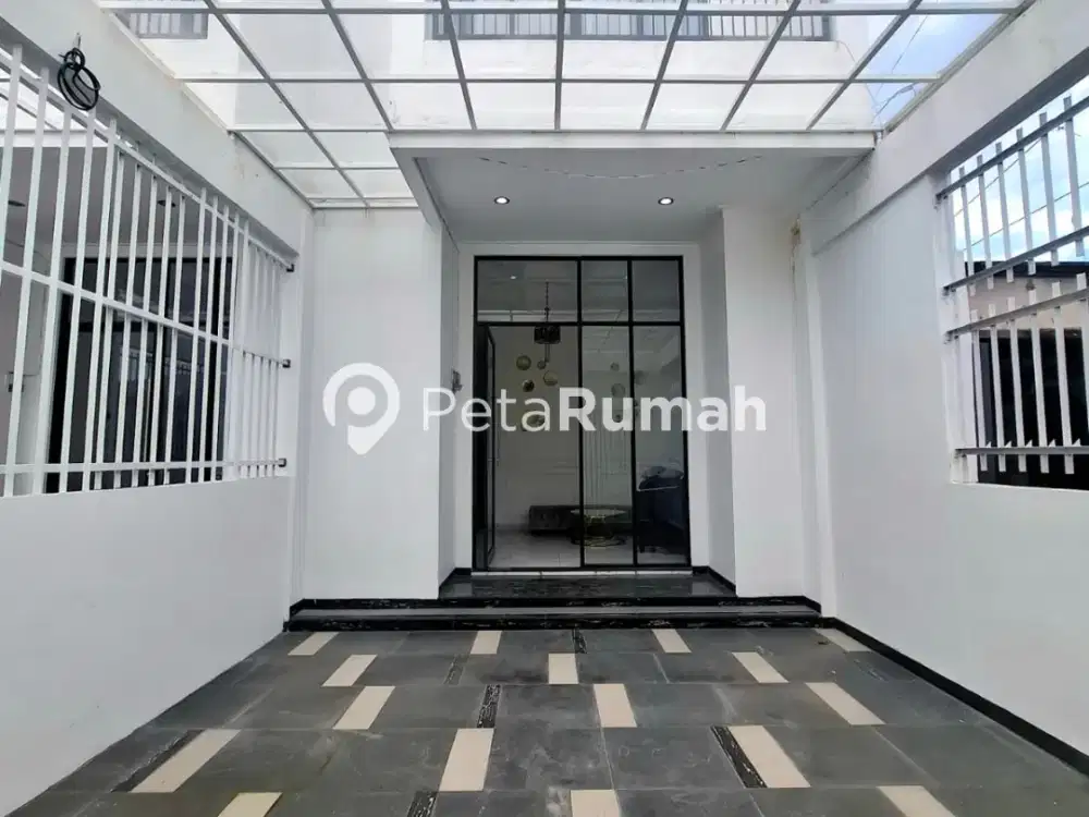 DIJUAL TOWNHOUSE CAKEP FULL FURINISH JL MEDAN AREA SELATAN - DAERAH SUTRISNO