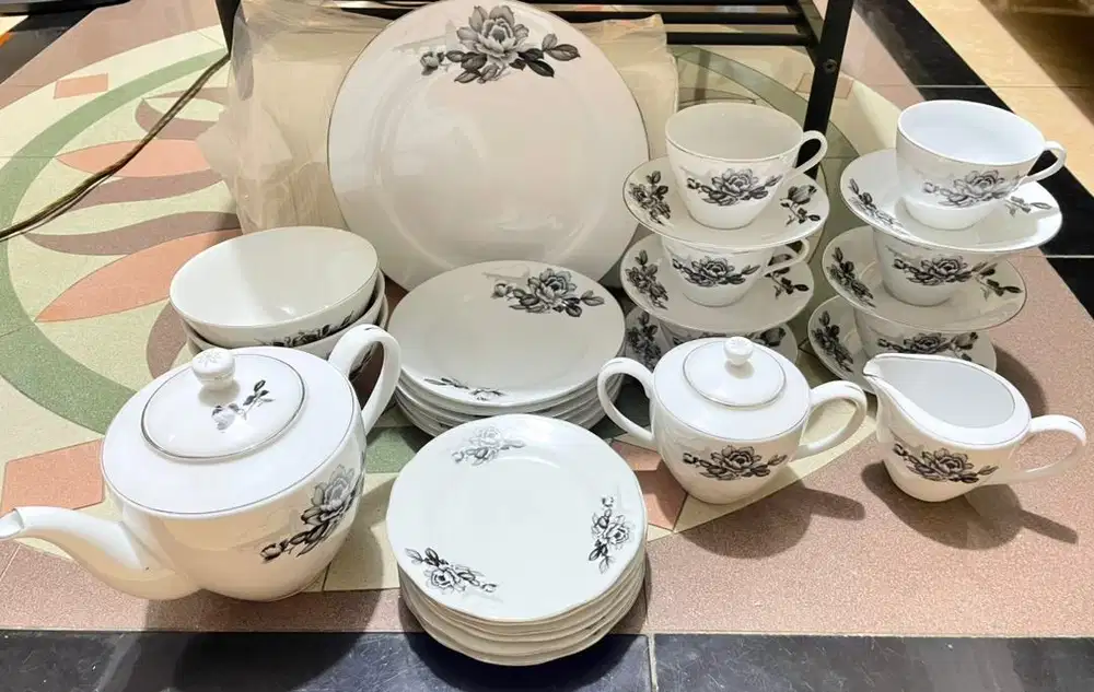Set tea dengan motif bunga jadul