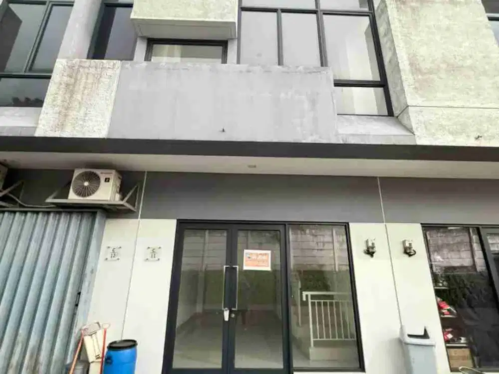 Di Jual / di sewakan rumah bagus  2 lantai