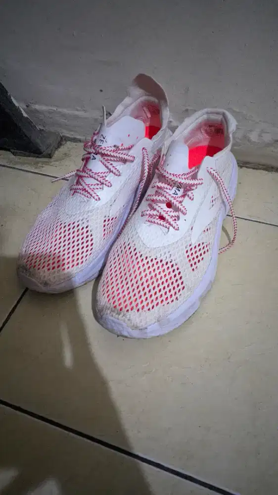 Sepatu running zevma