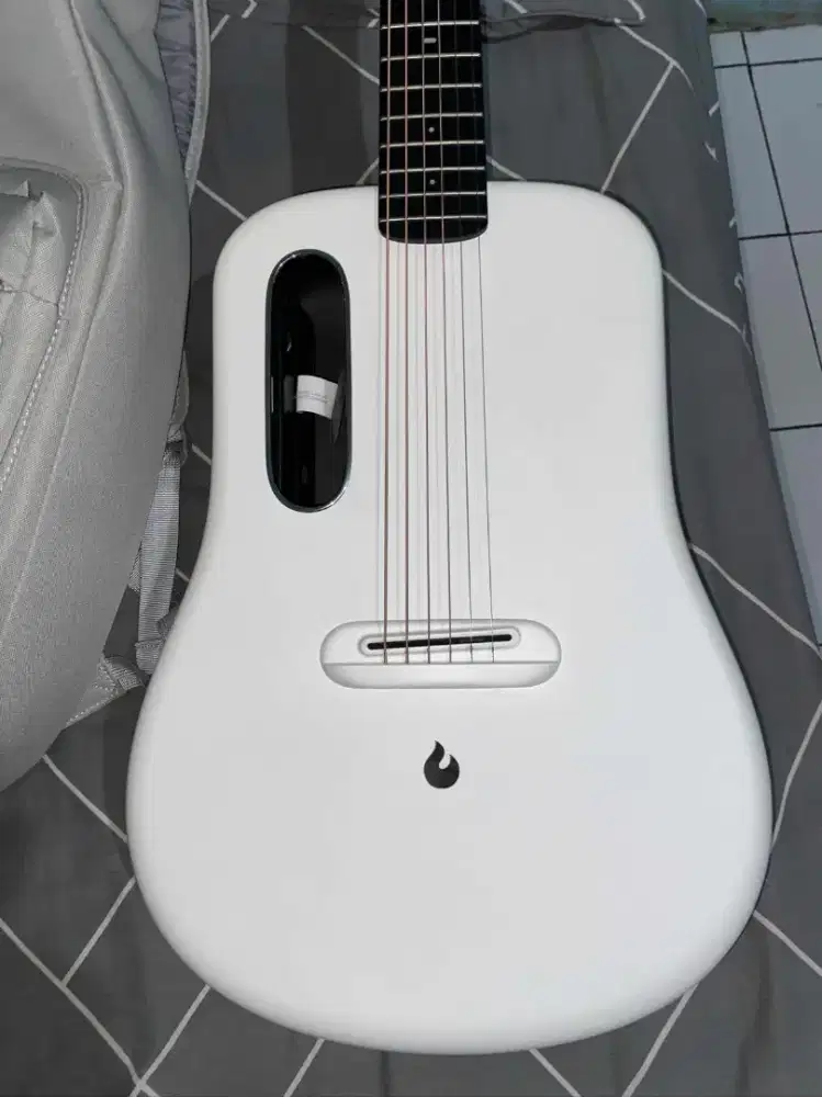 LAVA ME 4 Carbon Fiber Guitar w/Airflow Bag 36 Inch - White