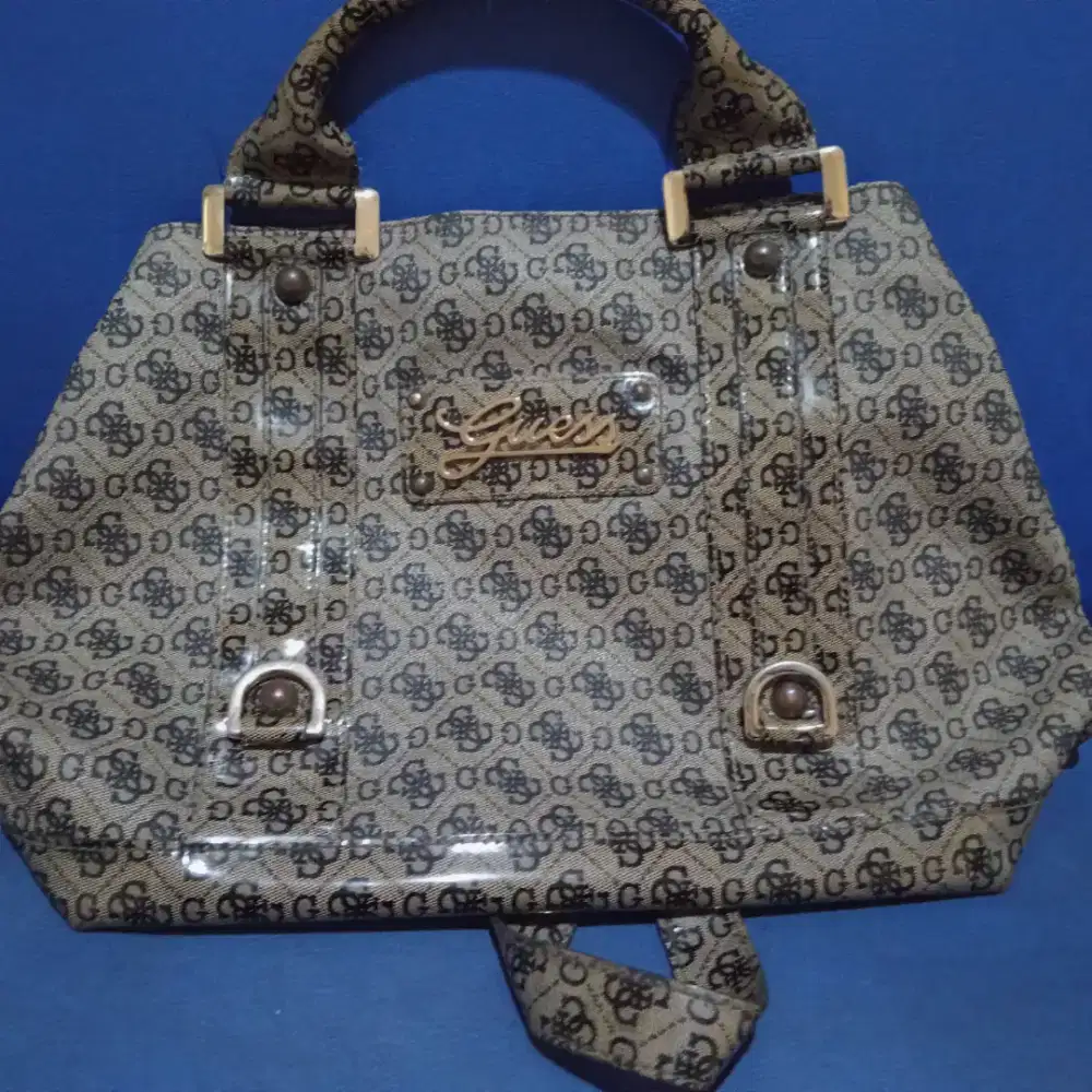 Tote bag merek Guess