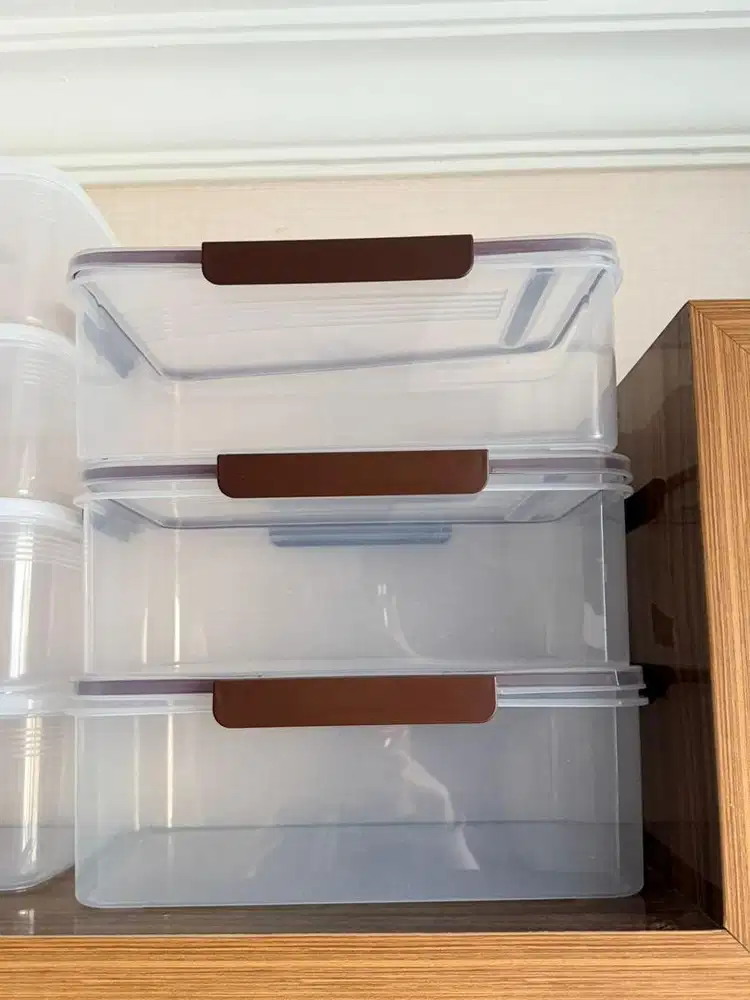 Container plastik (tempat penyimpanan)