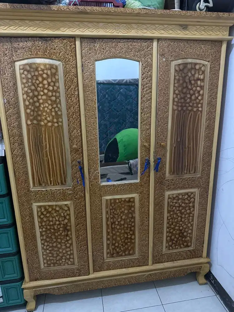 Lemari pakaian kayu