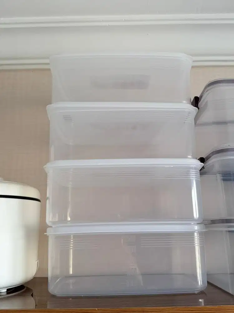 container plastik (tempat penyimpanan rapat)