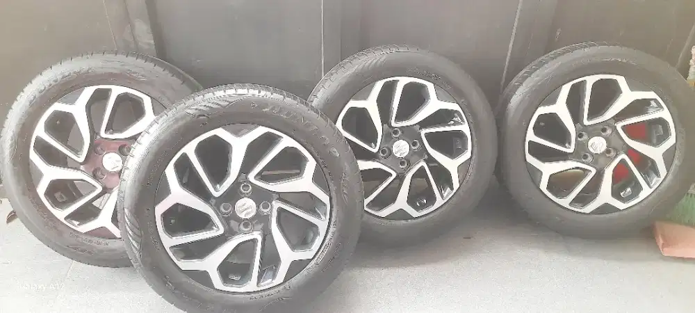 Velg dan Ban original suzuki fronx super mulus seperti baru