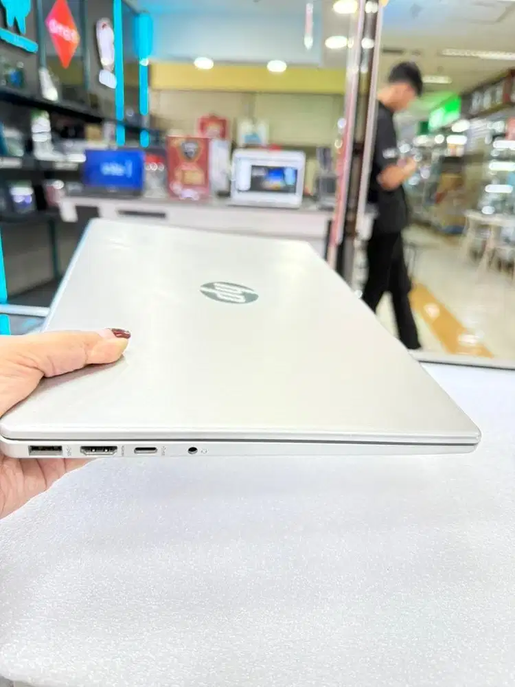 Laptop Hp ryzen 3 7300 ssd 512 ram 8gb mulus vga murah like new slim