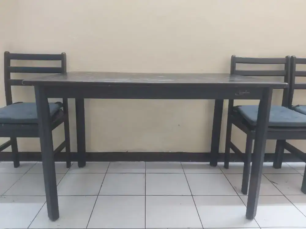 Jual murah meja makan kayu + 3 kursi kayu + 3 busa kursi,310 ribu nego
