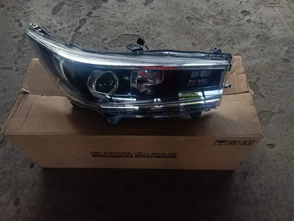 Headlamp kanan Innova venturer