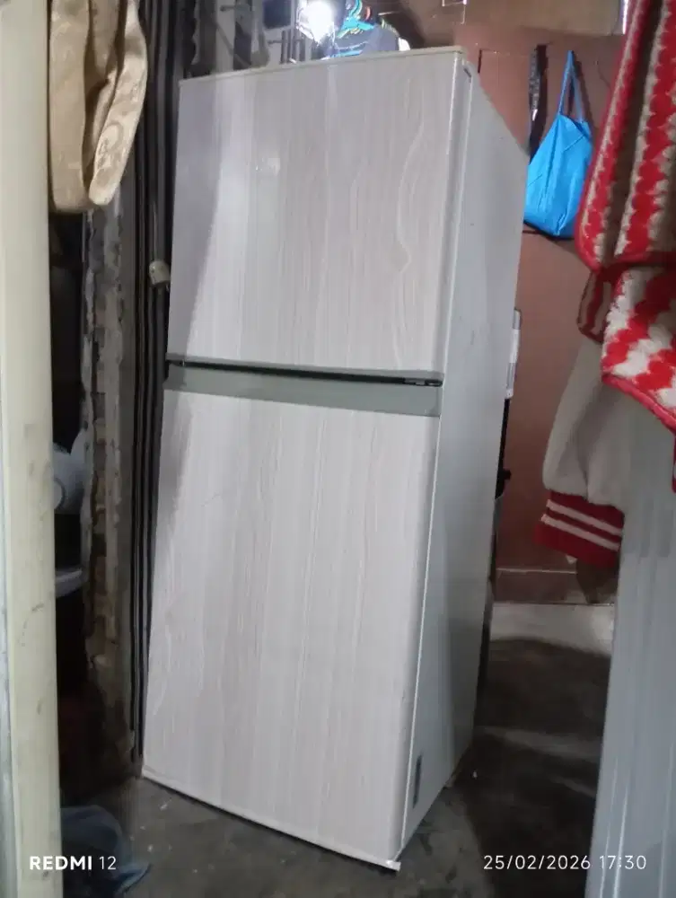 kulkas 2 pintu merek Sharp normal atas dingin beku bawah dingin normal