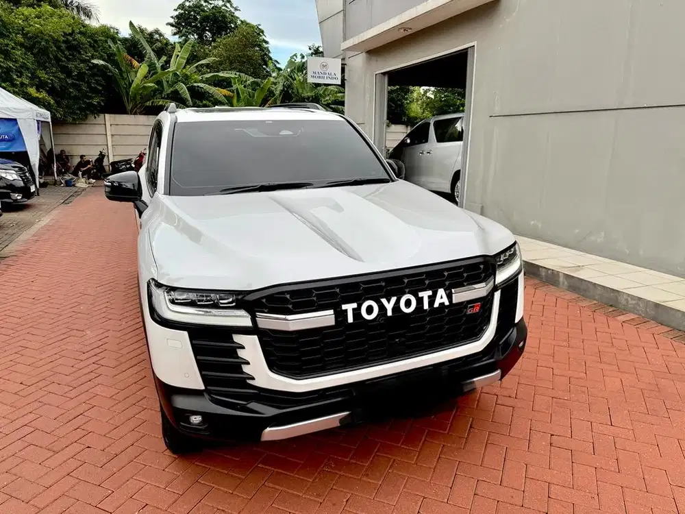 Toyota Land Cruiser 300 GR diesel 2025/2026 AT super white