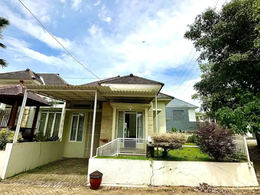 Dijual Murah Villa Terawat Full Furnish Kondisi Bagus Bersih Ada Taman Siap Huni Lingkungan Aman Dekat Jatim Park di Kota Batu