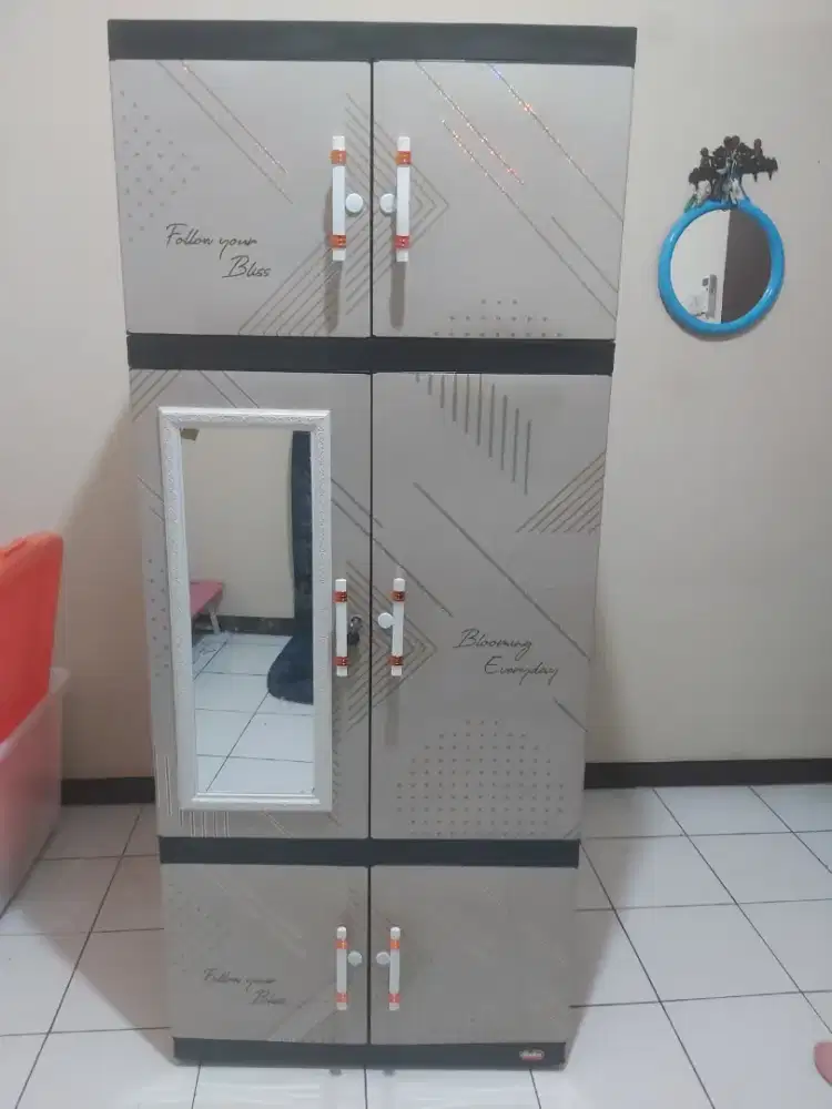 Jual Lemari plastik kaca naiba 6 pintu
P70cmxL50cmxT165 cm,310 rb