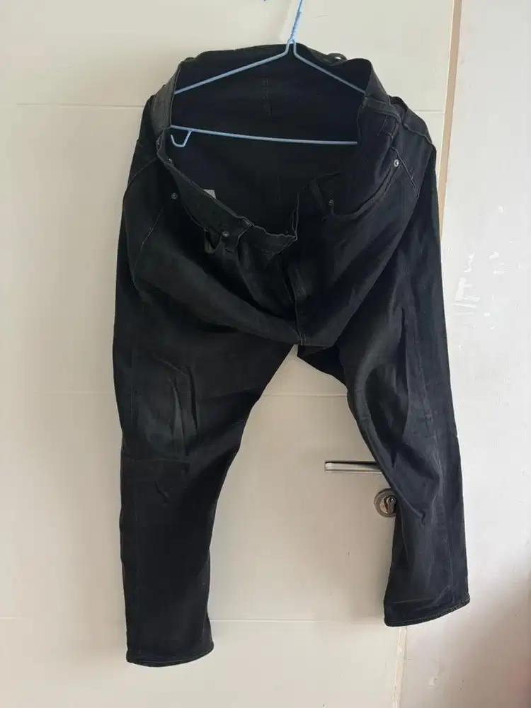 Celana levis pria hitam