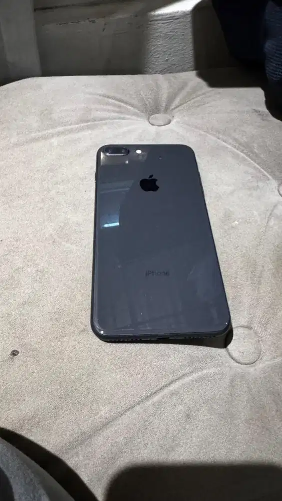 Iphone 8 plus 64gb bh 82 mulus unit only