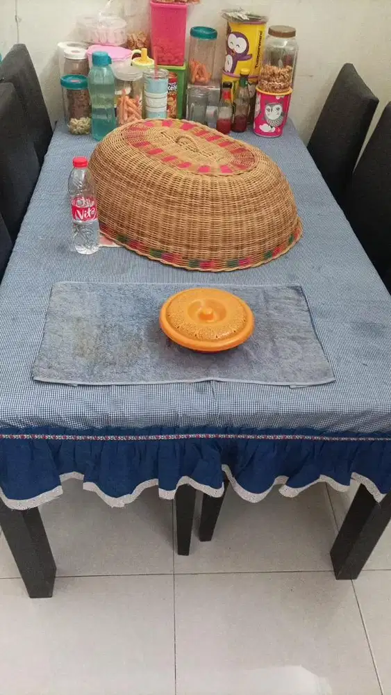 Meja makan set kursi