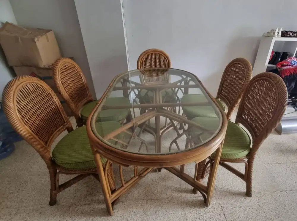 Meja makan kaca rattan