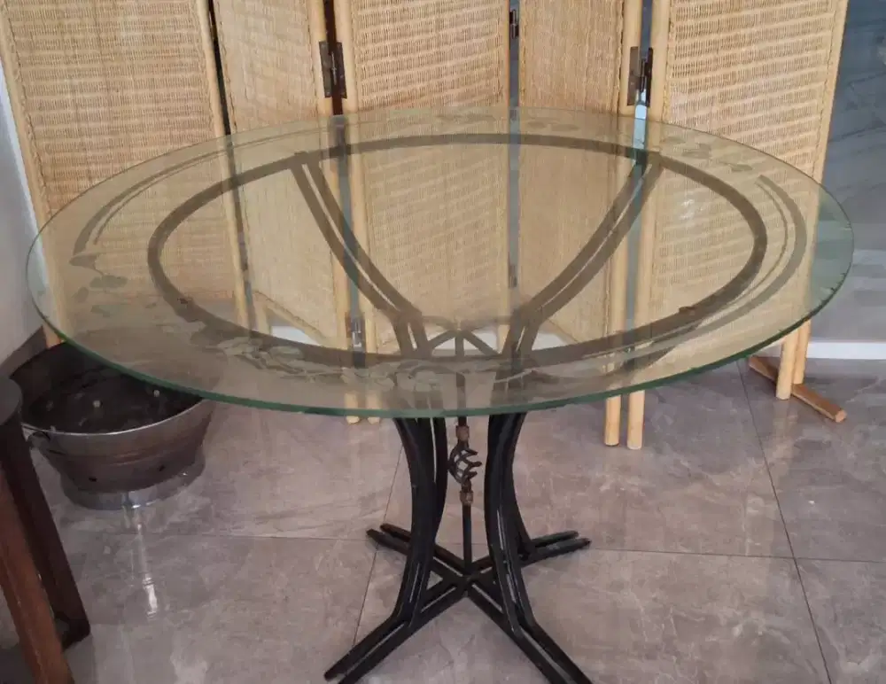 Meja makan kaca bulat