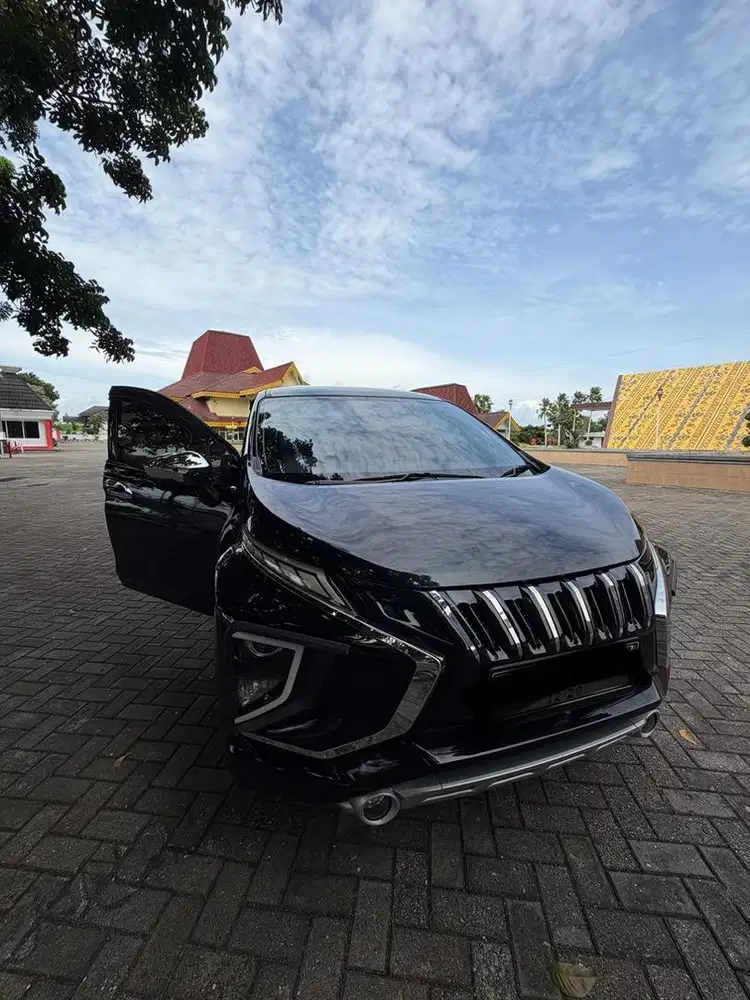 Jual xpander hitam tahun 2019 km 42.000