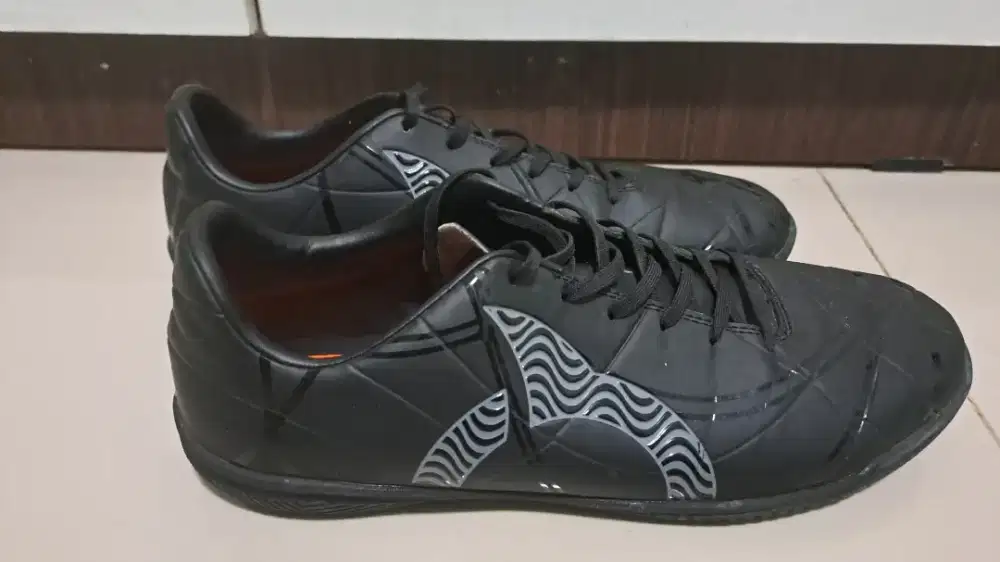 Sepatu futsal ortuseight uk 43