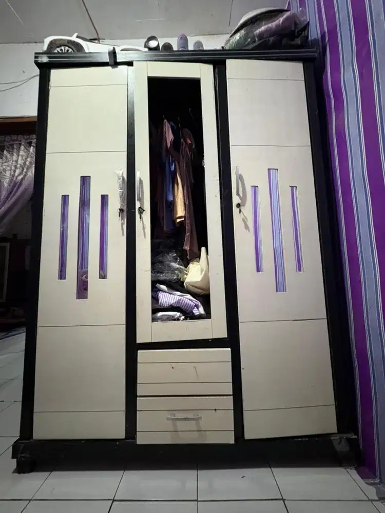 Lemari 3 pintu putih