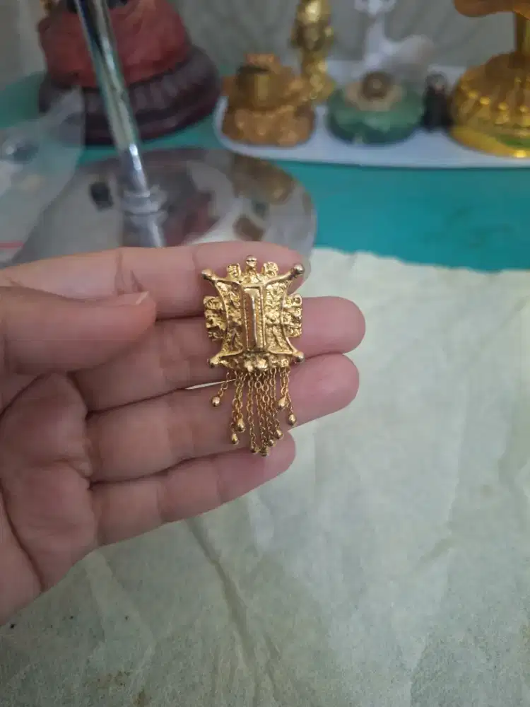 Pin bross khas adat aceh 
Warna emas pintu aceh 
Limuted edition 
Bara