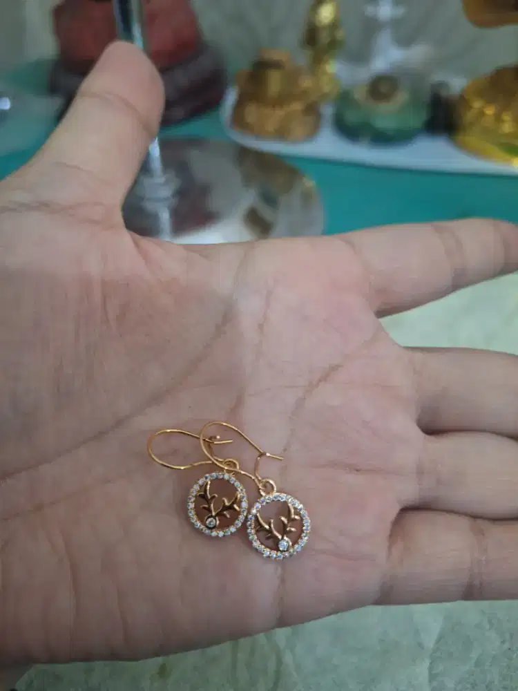 Anting branded 
Dancing antlers pendant 
Limited edition 
Barang teraw