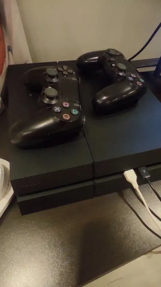 ps 4 beli di singapur masih baru brp kali pakai ada dua stik jual cepa