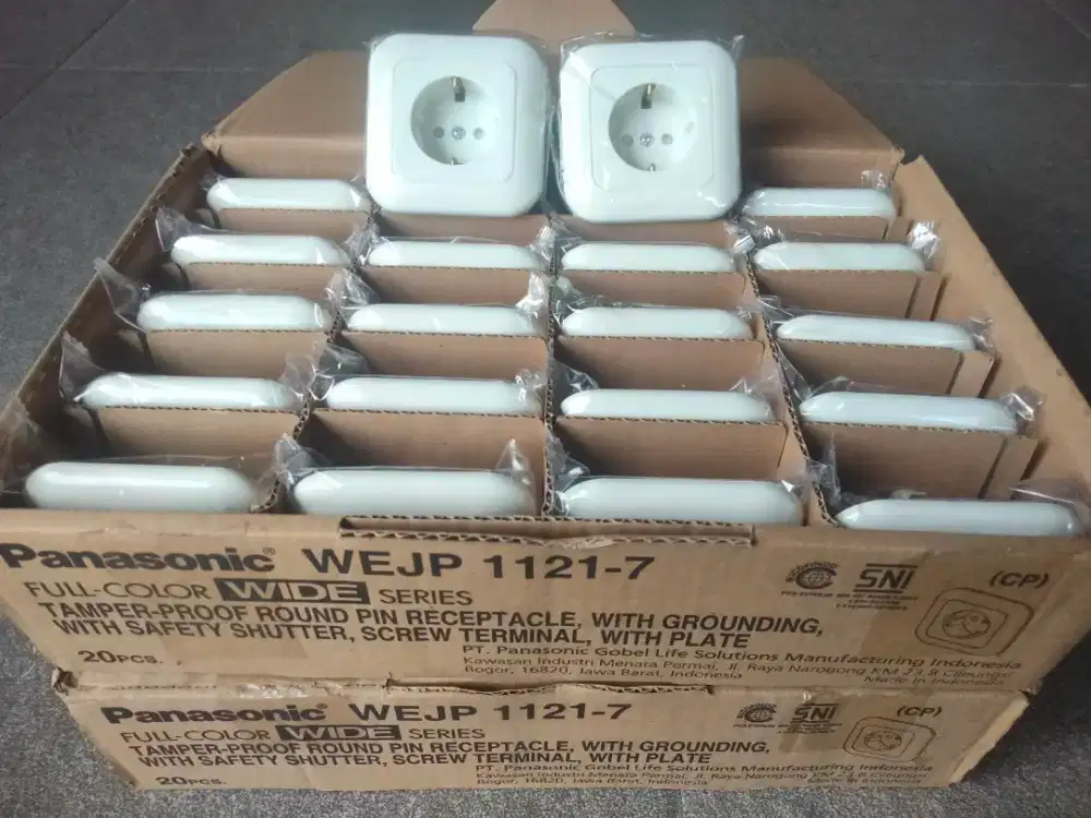 Stop kontak merek Panasonic.