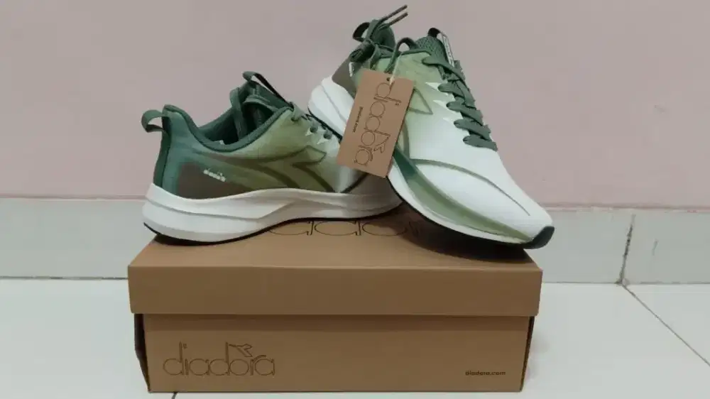 Sepatu Merk Diadora