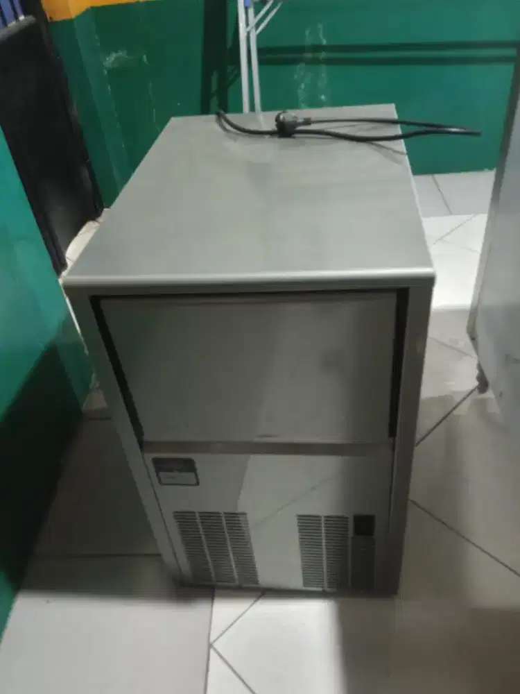 MEJA MINUMAN DAN ICE CUBE MAKER