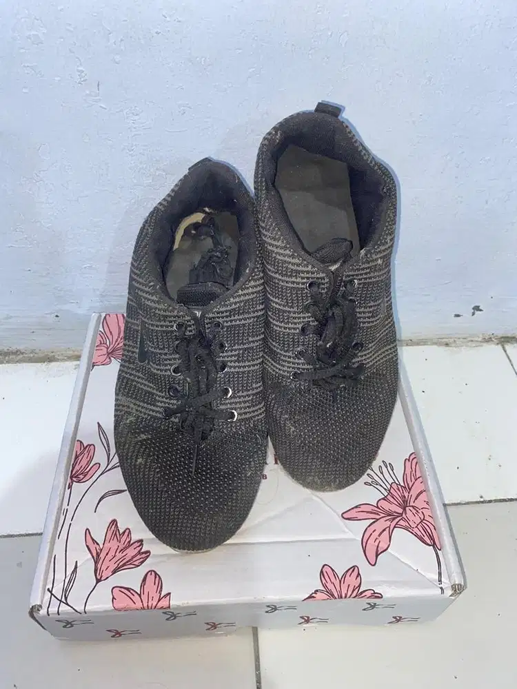 Sepatu Sekolah Warna Abu Tua Kehitaman
